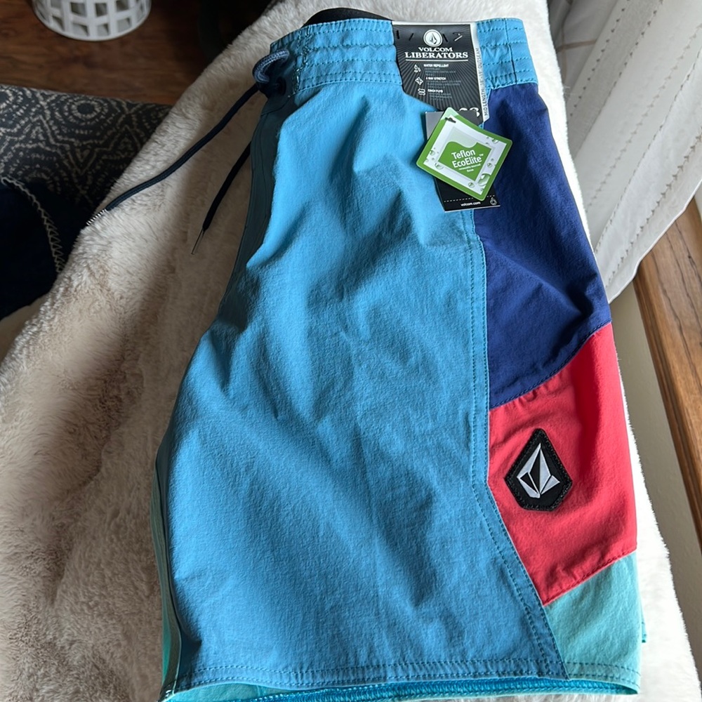 Volcom Liberators  size 28 Mid Length 18”-19” Outseam